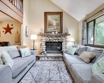 Shady Leaf Lodge Family and pet-friendly Fun! Arrowhead Lake Getaway - Pocono Pines - Salon