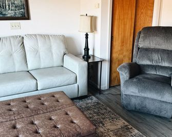 Cozy 2-Bedroom Hulett Home Near Devils Tower & Black Hills - Hulett - Sala de estar