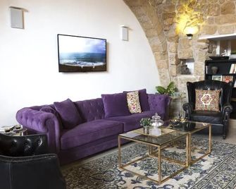 Akotika Boutique - Akko - Wohnzimmer
