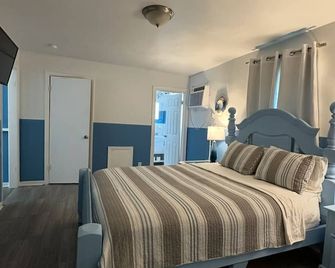 SEA-clusion 1 cozy apartment across the street from the beach! - Norfolk - Bedroom