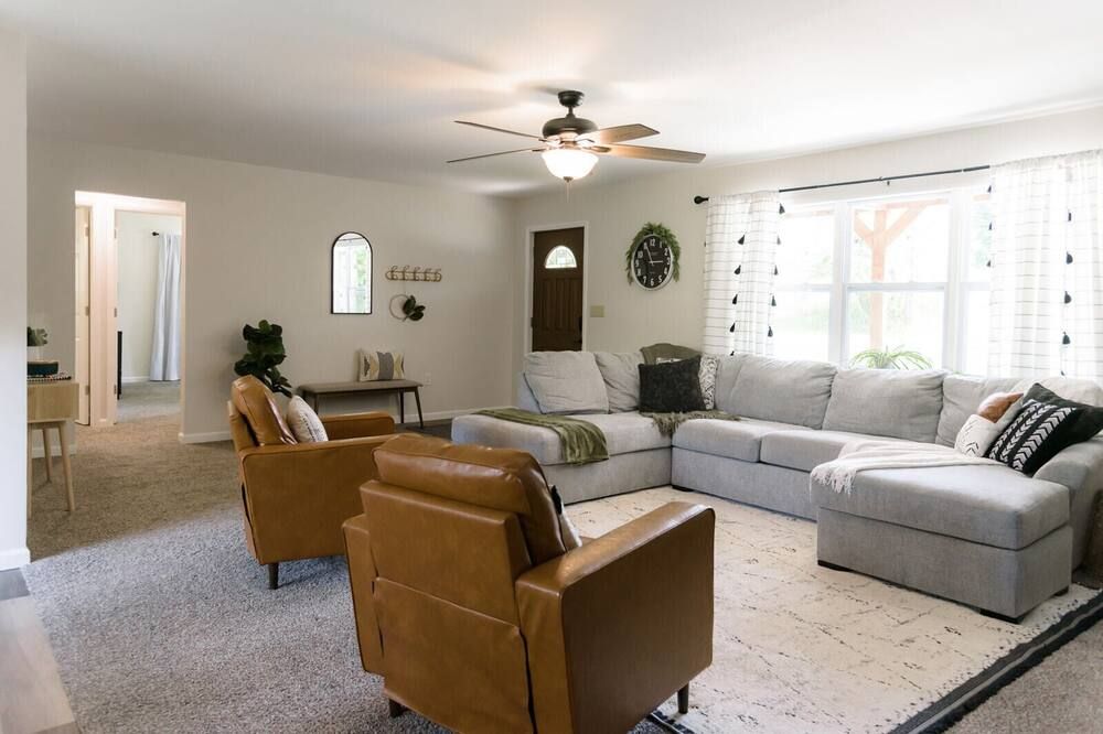 Cozy and secluded getaway with hot tub & fireplace
