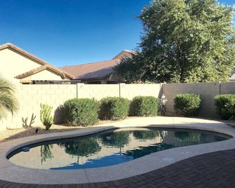 Beautiful Cozy Vacation Home with Heated Pool(20 a day to heat up the pool). - Maricopa - Piscina