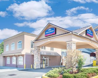 Howard Johnson by Wyndham North Bergen - Норт-Берген - Будівля