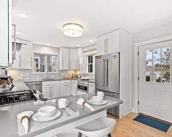 Private deck, walk to Commercial Street! - Provincetown - Küche