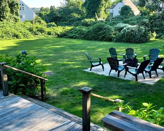 3 Bedroom Vintage Cape Cod home with Large backyard and close to beach - Cataumet - Patio