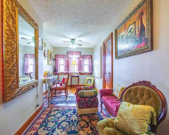 Walk to Civic Center! Lovely Lebanon Home - Lebanon - Living room