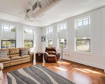 Modern Blaine Condo Rental Less Than 1 Mi to Boat Harbor! - Blaine - Sala de estar