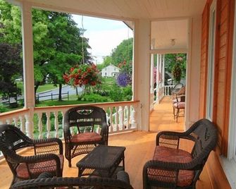 Auberge Du Sault-A-La-Puce - Château-Richer - Varanda