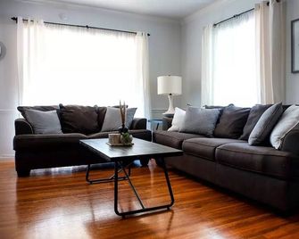 Cozy Home in a Quiet Neighborhood - Vallejo - Living room