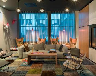 X Hotel - Skjetten - Living room