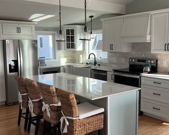 Beautiful Ocean Views in a Dream Home - Old Orchard Beach - Kitchen