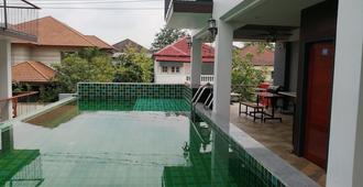 3BRs 5 BathRms with private pool in BKK, 3 km to metro ,9 km to BKK airport - 曼谷 - 游泳池