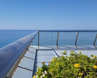 Hotel Admeto - Marinella - Balcón