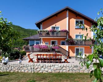 بينسيون بيريسك - كورنيكا - مبنى