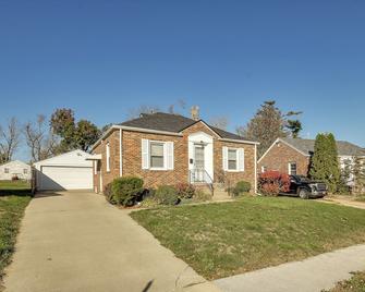 Quaint Cedar Rapids Home, 4 Mi to Downtown! - Cedar Rapids - Building