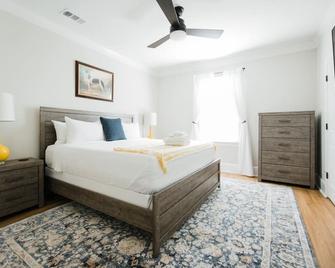 Serene, Charming Pet Friendly Historic District Townhome by Lucky Savannah - Savannah - Bedroom