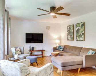 Charming Historic Hilo House Minutes To Beach! - Hilo - Living room