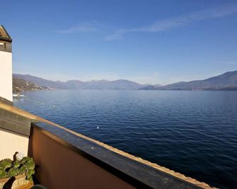 Spacious 3-room apartment with dream lake view & private beach right on the lake - Ghiffa - Balkon