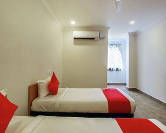Oyo Flagship 13544 Sri Sai Nilayam - Hyderabad - Bedroom