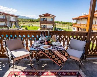 Château Mosmieri Hotel & Winery - Telavi - Balcony