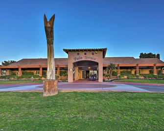 2 Mi to Coachella and Stagecoach Condo with Pool - Indio