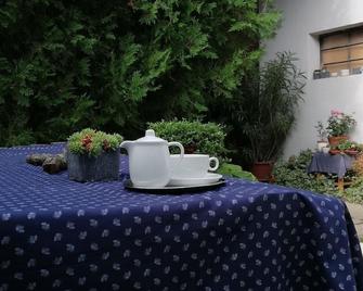 Ferienherbergen S. u. J. Zeisz - Double room with shower, WC, 1-2 nights - Podersdorf am See - Innenhof