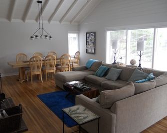 Beach Across the Street/Expansive Deck/Family Retreat/Clean! - Seaside - Living room
