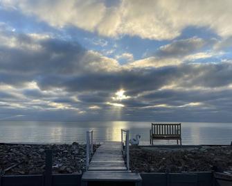 Cozy Lake Log Cabin with Breathtaking Views - with pool table and darts - Monroe