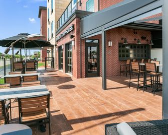 Cobblestone Hotel & Suites Appleton International Airport - Neenah - Balcony