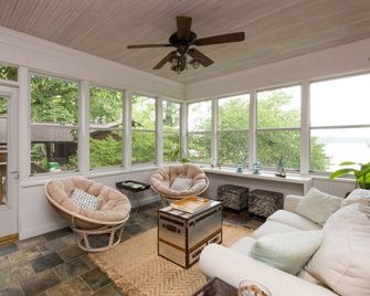 Luxury Lake Living Close to the City! w/ optional pontoon boat with a slide! - Mount Juliet - Вітальня