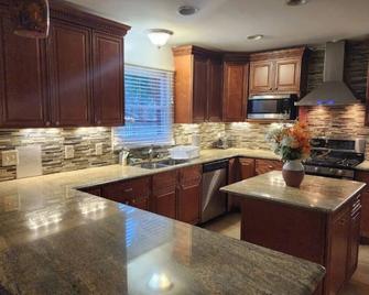 Dream vacation home! - West Chester - Kitchen