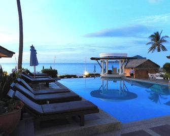 The Beachfront Hostel - קו סאמוי - בריכה