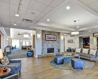 Enjoy Spacious Unit W/ Kitchen, Bqq Area & Free Parking | Near Fayette Mall - Lexington - Salónek