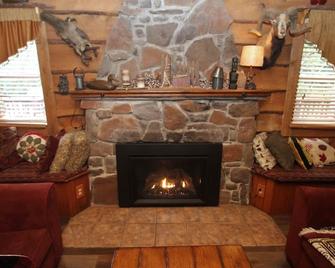 Traditional Mountain Cabin minutes from Kooser Lake and Hidden Valley Resort - Somerset - Living room