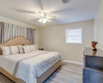 Modern home with 5 bedrooms 2.5 bathroom and 2 full kitchens. - Hattiesburg - Bedroom