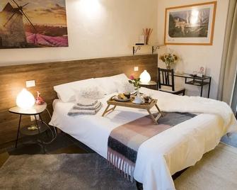 Bed & Breakfast Le Due G - Varese - Schlafzimmer