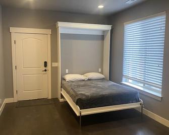 The Gracie May Pool house - South Jordan - Bedroom
