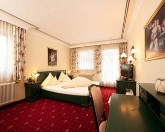 Hotel Eschenhof & Apartments - Fulpmes - Bedroom
