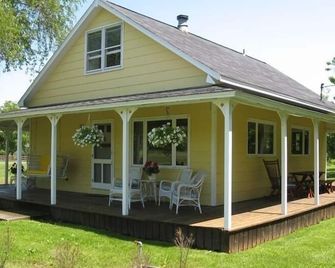 2 Master Bedrooms, quiet location near Swim Cove, tennis courts and golf course - Wellesley Island - Patio