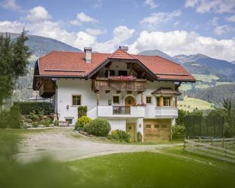 Modern holiday apartment \'Oberplunerhof - Kronplatz\' with Wi-Fi and Balcony - Chienes/Kiens - Gebouw