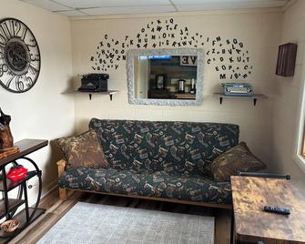 Riverview Inn - Grayling - Living room
