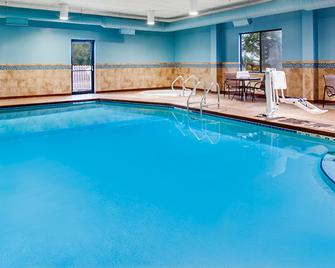 Holiday Inn Express & Suites Coralville - Coralville - Πισίνα