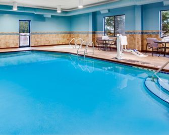 Holiday Inn Express & Suites Coralville By IHG - Coralville - Pool