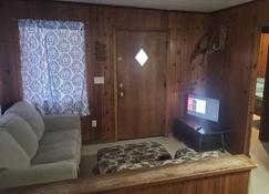 Quiet and cozy cabin with full kitchen and two bedrooms adjoining Lake Barkley. - Cadiz - Sala de estar