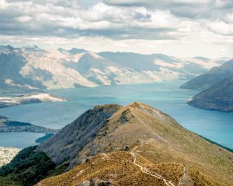 Sunset Holiday House-shared 3 bedrooms Villa - Queenstown