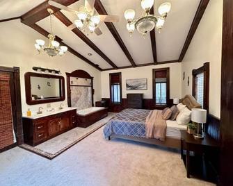 5 Bedroom Estate near Casino and downtown - Bristol - Habitación