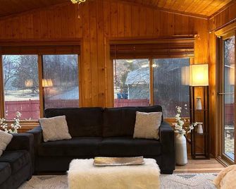 4-bedroom home in Eagen,family friendly, centrally located with fenced backyard - Eagan - Living room