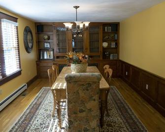 Lakefront home with large deck and beautiful lake views of Milton 3 Ponds - Lebanon - Dining room