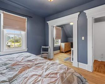Central Summerside Getaway - Summerside - Bedroom