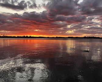 Your home away from home just across from the lake - Yarrawonga - Strand